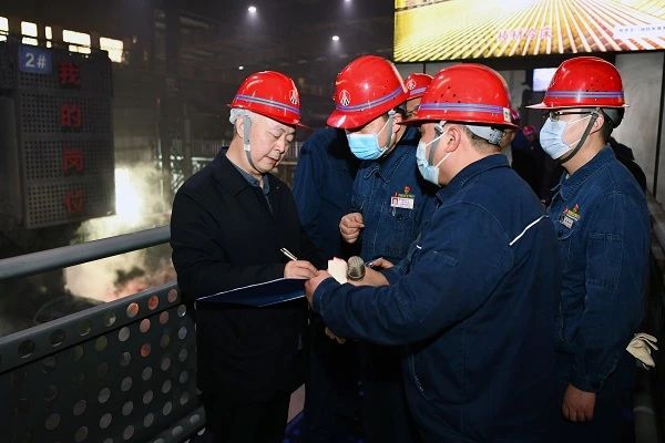 螺紋鋼也有高科技、有硬核技術(shù)含量——楊海峰對(duì)龍鋼公司“5#連鑄機(jī)—棒材一線直軋改造項(xiàng)目”進(jìn)行現(xiàn)場(chǎng)調(diào)研