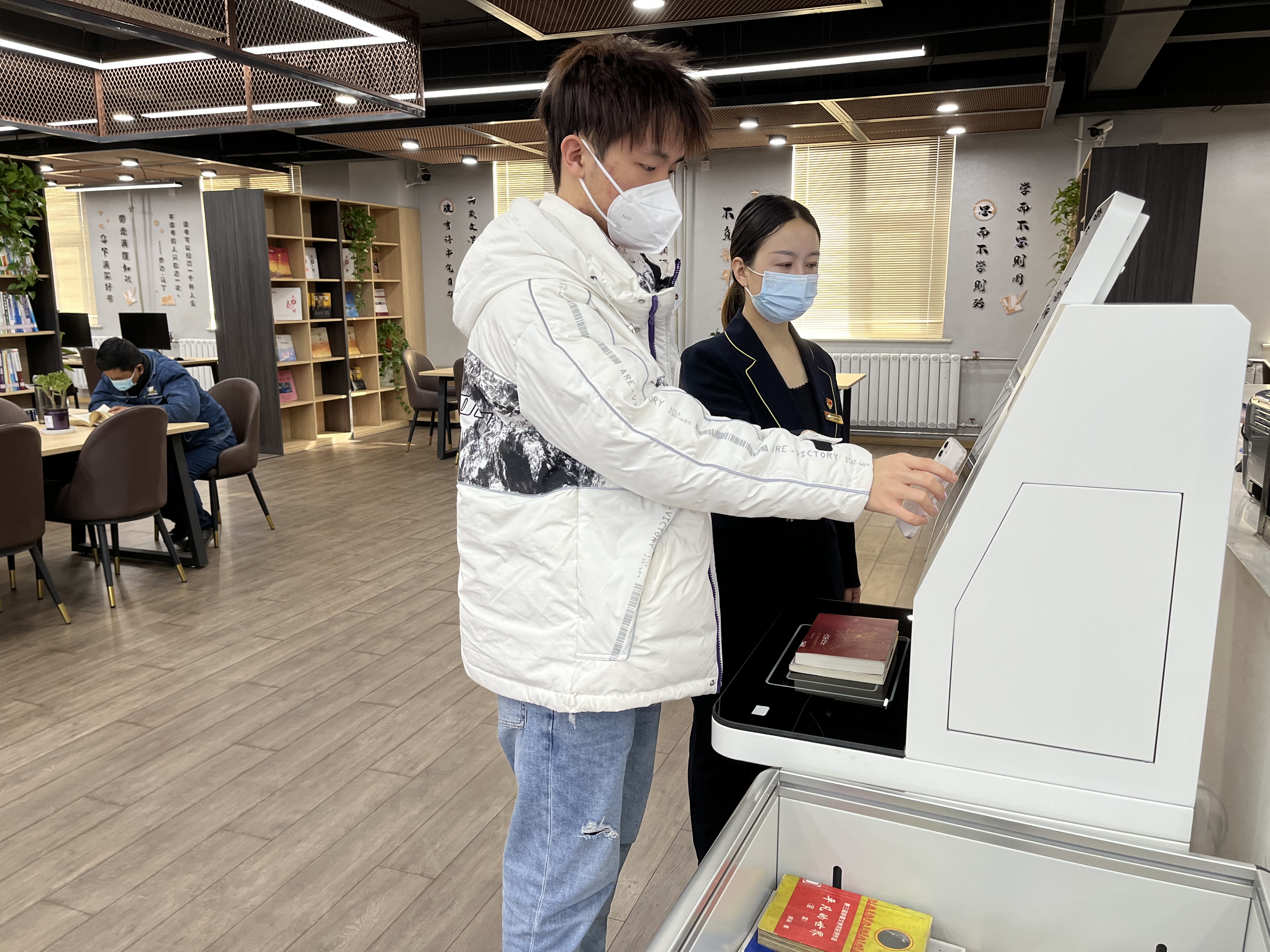 “立刷立借”便捷服務(wù)暖人心 ——龍鋼圖書館開通電子社?？⊕叽a借閱服務(wù)
