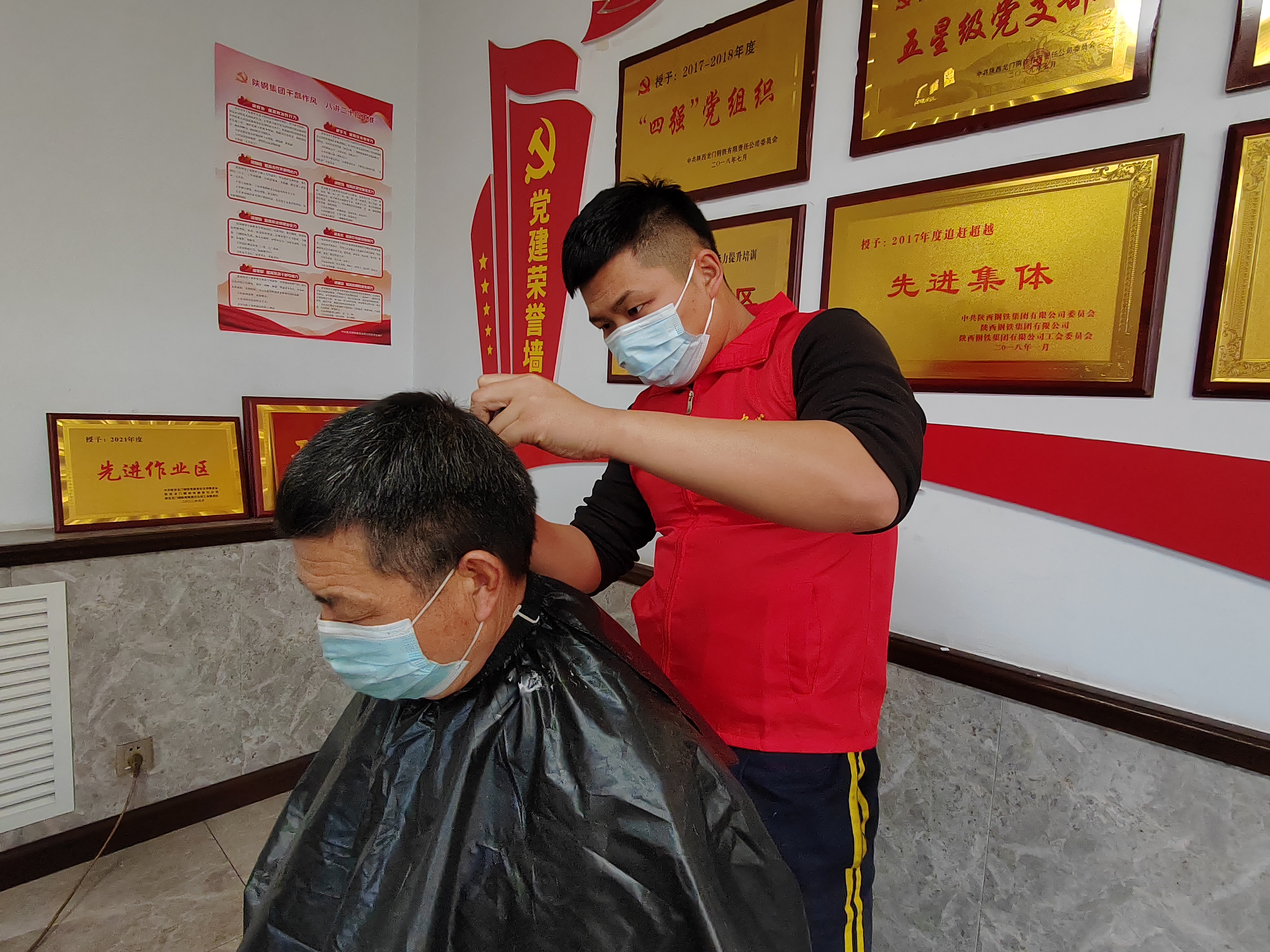 瞧，龍鋼鐵路專用線上的“馴龍”班組