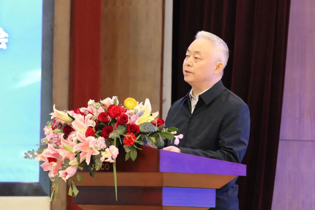 楊海峰在第七屆陜晉甘川（寧青新）建筑鋼企高峰論壇會議上指出：應(yīng)對新變化、構(gòu)筑新優(yōu)勢、為西部經(jīng)濟(jì)社會發(fā)展貢獻(xiàn)出新的更大力量！