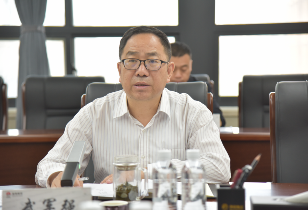 陜鋼集團召開學(xué)習(xí)貫徹習(xí)近平新時代中國特色社會主義思想主題教育黨委理論學(xué)習(xí)中心組研討會議