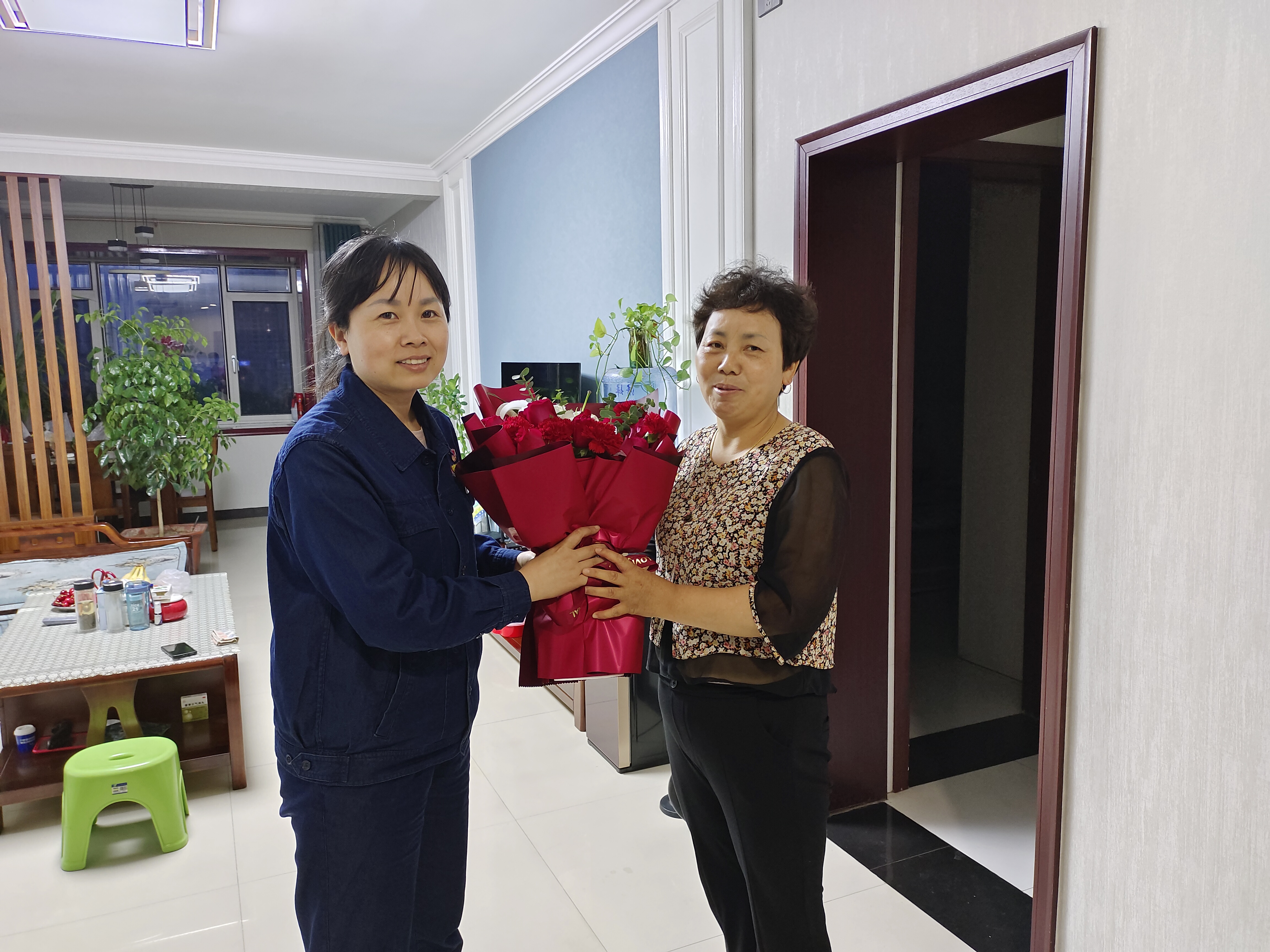 看，龍鋼公司軋鋼廠用勞模精神點(diǎn)燃勞動(dòng)熱情