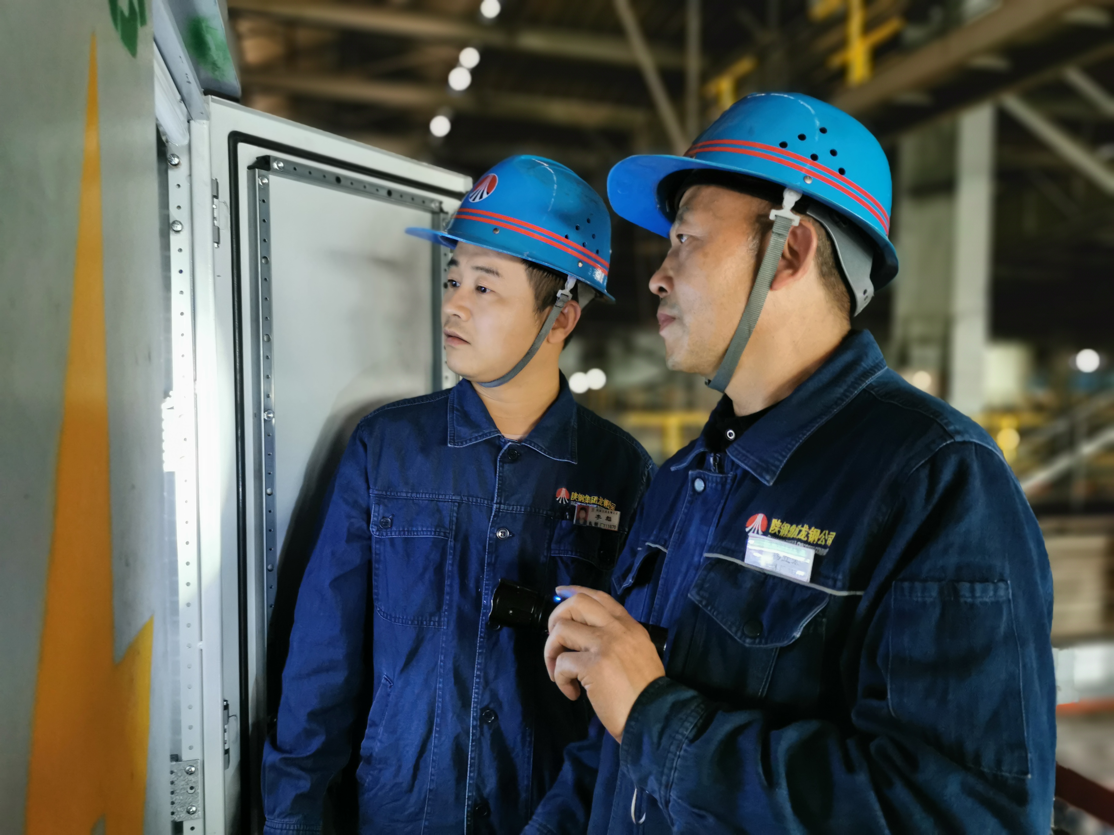 看，龍鋼公司軋鋼廠用勞模精神點(diǎn)燃勞動(dòng)熱情