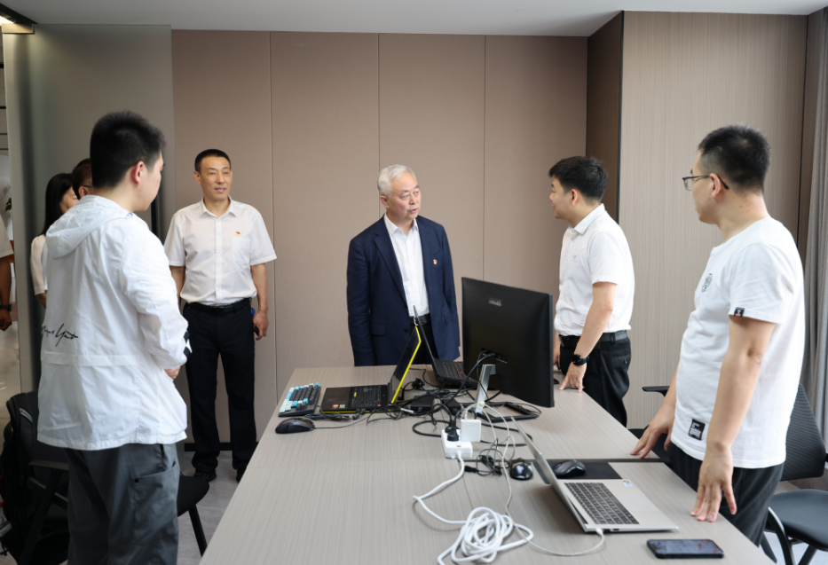 楊海峰到信息化中心黨支部開展《習(xí)近平著作選讀》第一卷、第二卷宣講