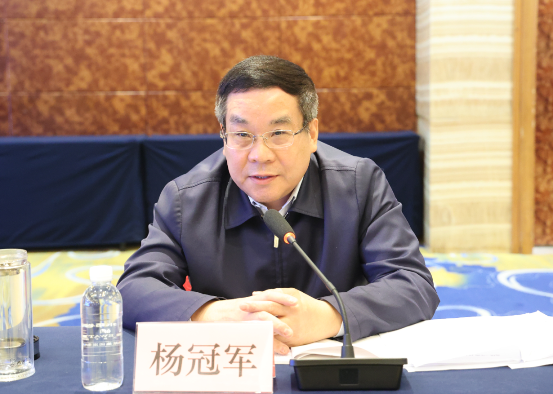 楊冠軍：要堅(jiān)持結(jié)構(gòu)優(yōu)化調(diào)整，立足我省現(xiàn)狀、前瞻布局未來(lái)——省鋼鐵深加工產(chǎn)業(yè)鏈調(diào)研座談會(huì)在陜鋼集團(tuán)召開(kāi)