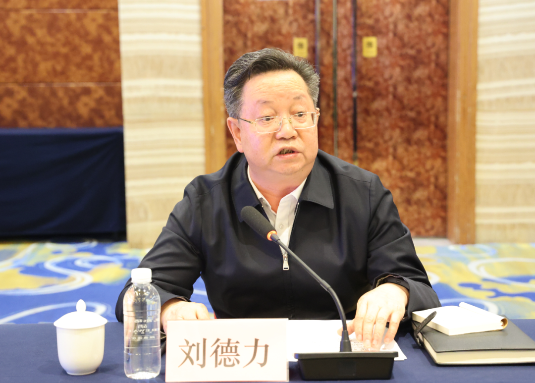 楊冠軍：要堅(jiān)持結(jié)構(gòu)優(yōu)化調(diào)整，立足我省現(xiàn)狀、前瞻布局未來(lái)——省鋼鐵深加工產(chǎn)業(yè)鏈調(diào)研座談會(huì)在陜鋼集團(tuán)召開(kāi)