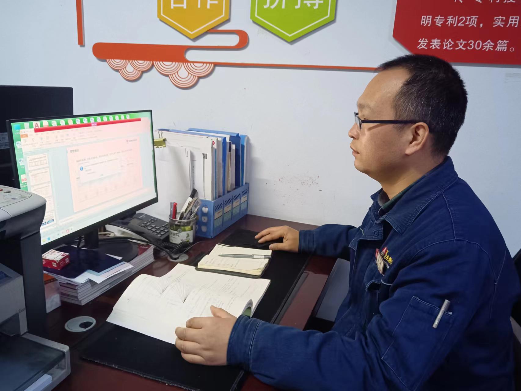 用奮斗譜寫科技創(chuàng)新的華麗篇章 ——記“陜西冶金青年科技標兵”王輝