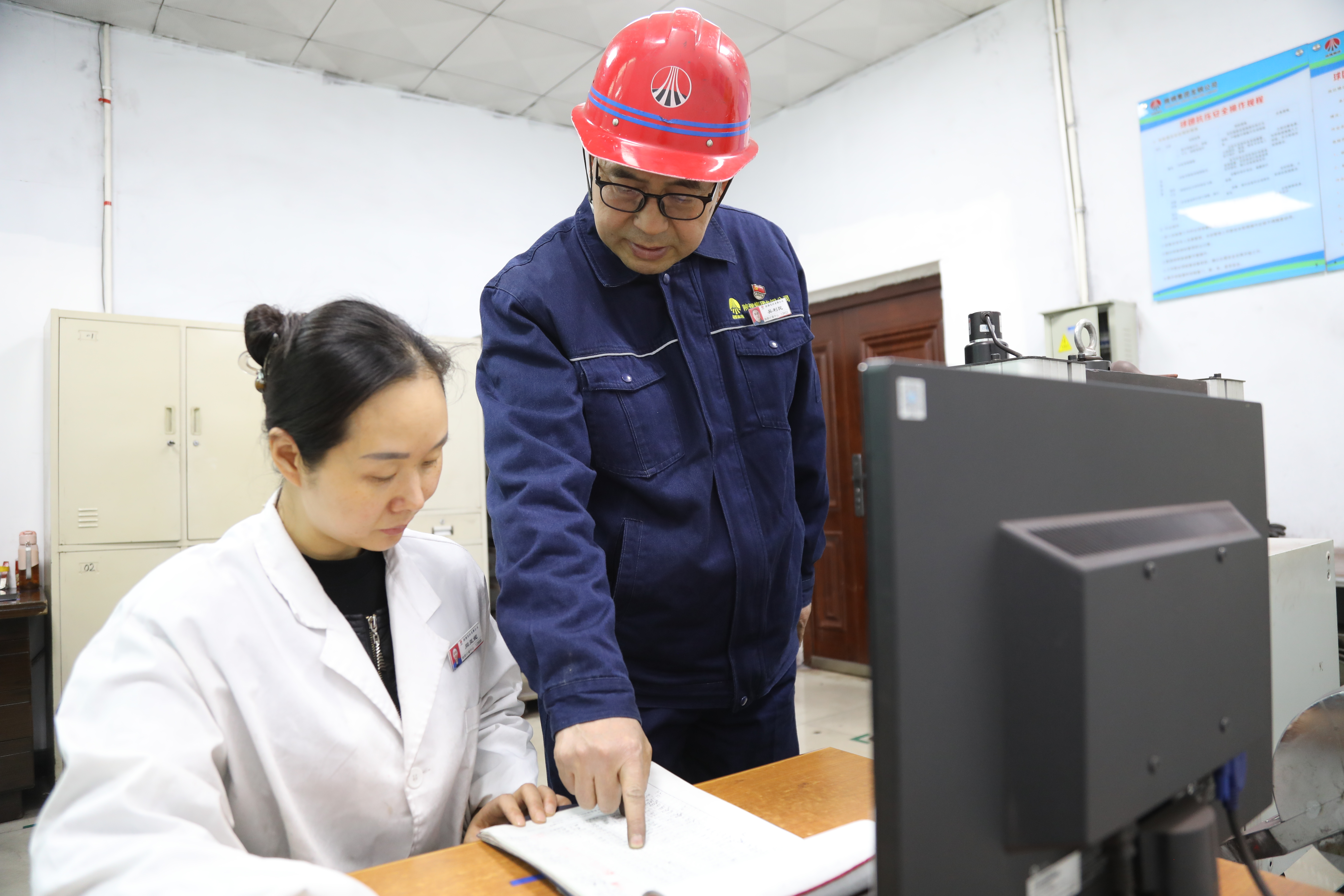 他用三十年的堅守 守護(hù)鋼城質(zhì)量生命線 ——記陜鋼集團(tuán)第二屆“鋼城衛(wèi)士”吳利民