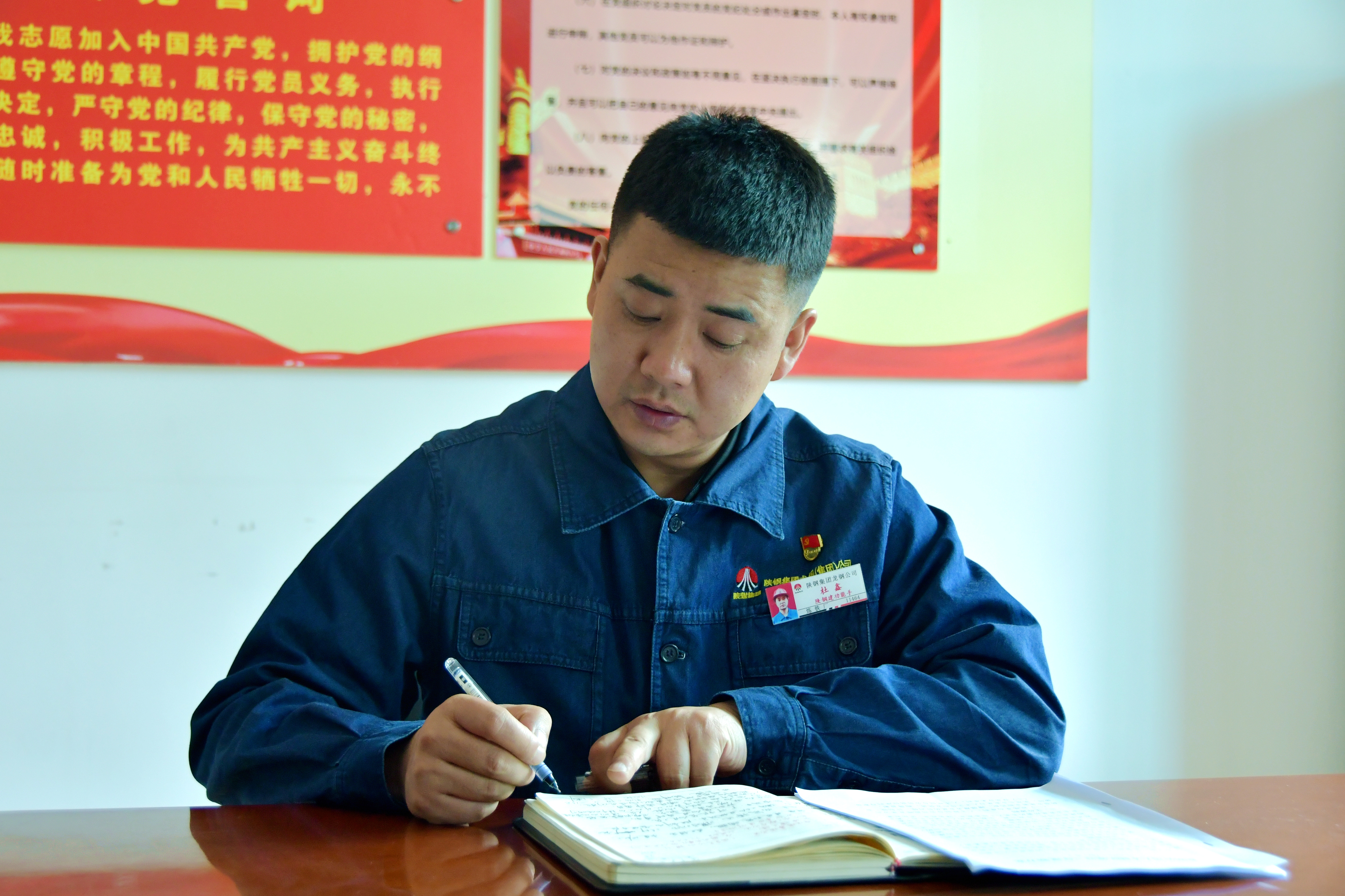 二十載臺車熱浪熔鑄鋼鐵匠心——記陜鋼集團(tuán)2023—2024年度勞動模范杜鑫