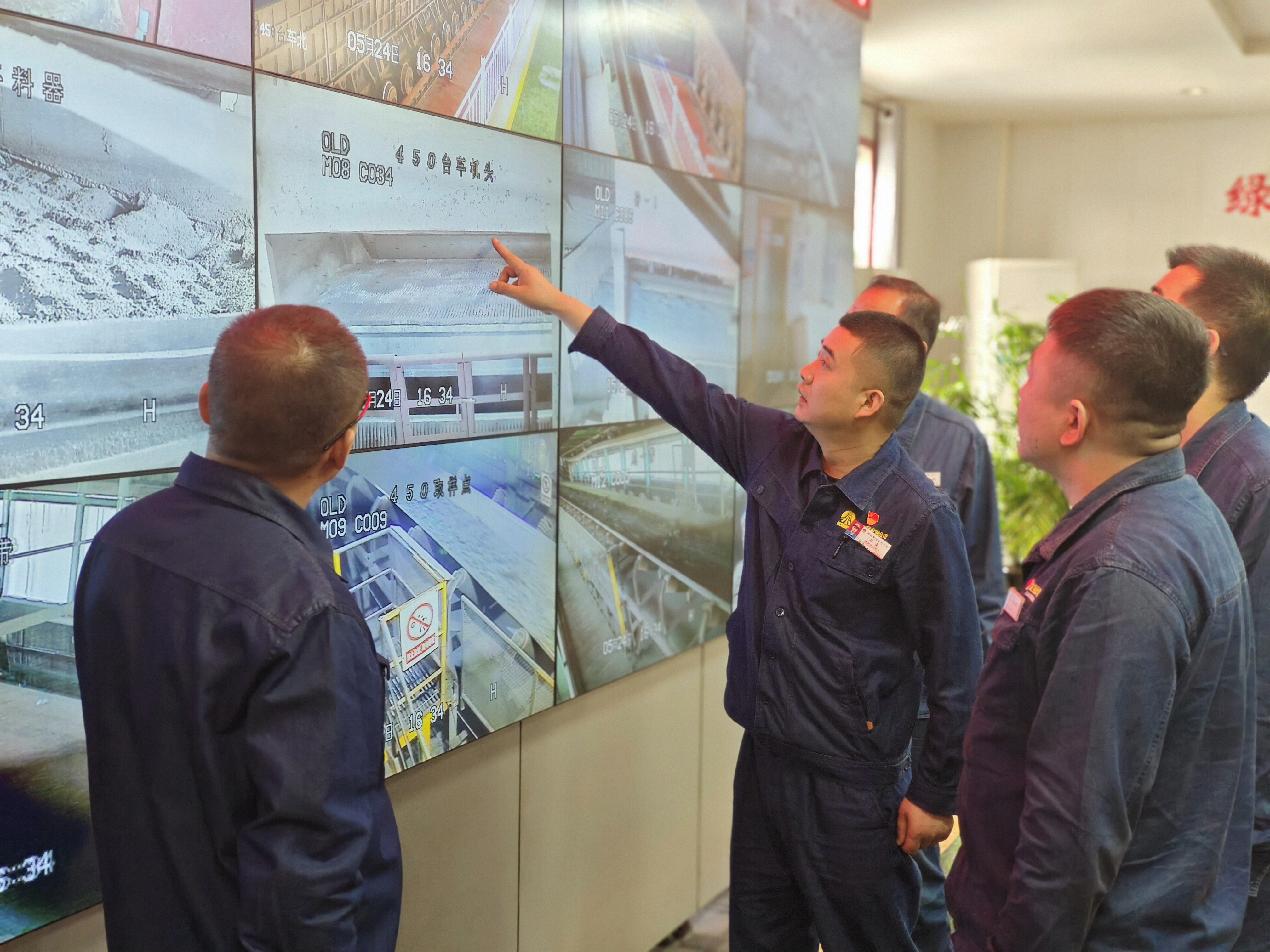 二十載臺(tái)車熱浪熔鑄鋼鐵匠心——記陜鋼集團(tuán)2023—2024年度勞動(dòng)模范杜鑫