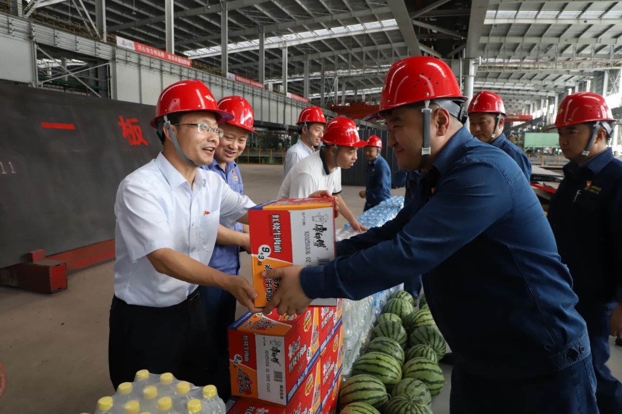 雷達(dá)到漢鋼公司開展調(diào)研座談并深入一線慰問(wèn)送清涼