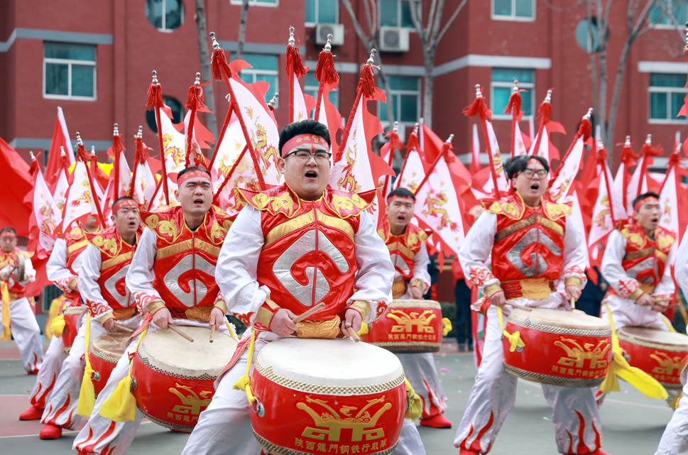 鋼鐵與鼓點(diǎn)的交響——龍門(mén)鋼鐵行鼓藝術(shù)團(tuán)背后的故事